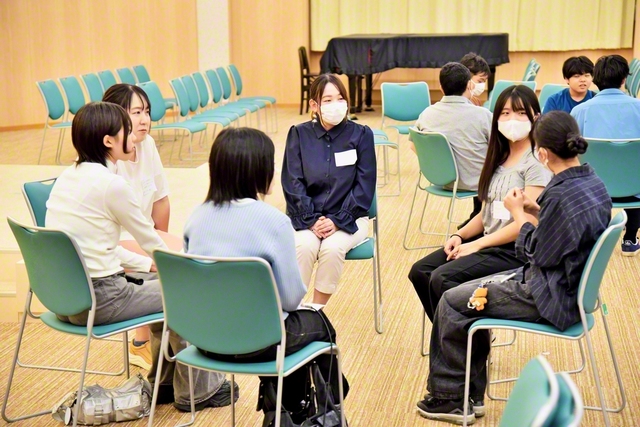 共通の趣味から学校生活の悩みまで、同世代ならではの話題に花が咲いた