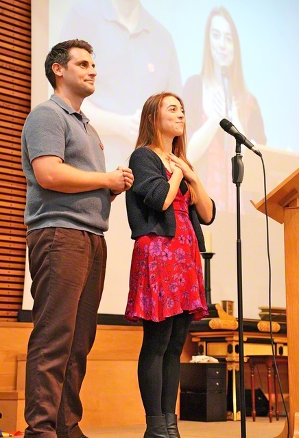 イギリス側の司会はエリー・イーカーズさんとアレックス・デイヴィスさんが務めた。2人は7年前に来日し、「OSHU²青年友好総会」で東北の同志と忘れ得ぬ出会いを刻んだ