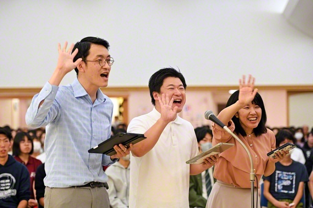 東北青年部を代表して、中村東北青年部長、渡部同男子部長、菊地同女性部ユース委員会委員長が登壇。「欧州青年部の皆さんが推進する『One　Step　for　Peace（平和への一歩）』運動と同様、今いる地域から世界を変える挑戦を貫いていきます！」と語った