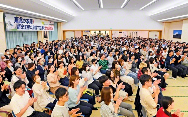 「欧州・日本青年交流交歓会」――東北の青年たちは、オンラインを通じてイギリスの友と心を結んだ。国境も、言語の違いも乗り越えて、希望と歓喜の笑顔が広がった（写真は仙台市の東北文化会館で）