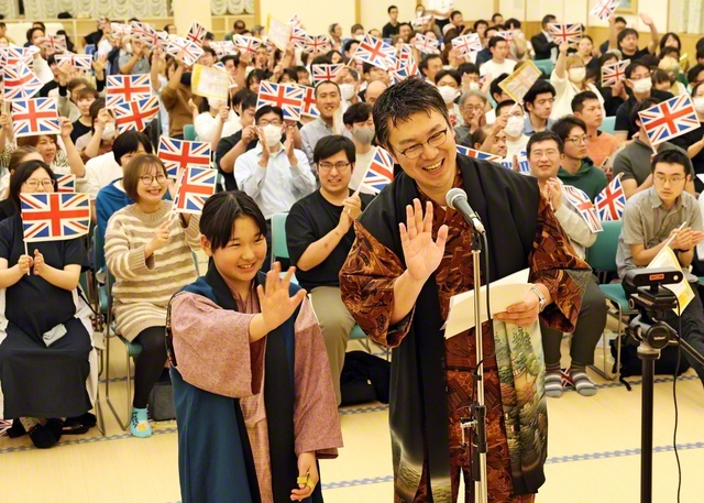 葛西さん親子がカメラ越しにイギリスの友へ笑顔で手を振る