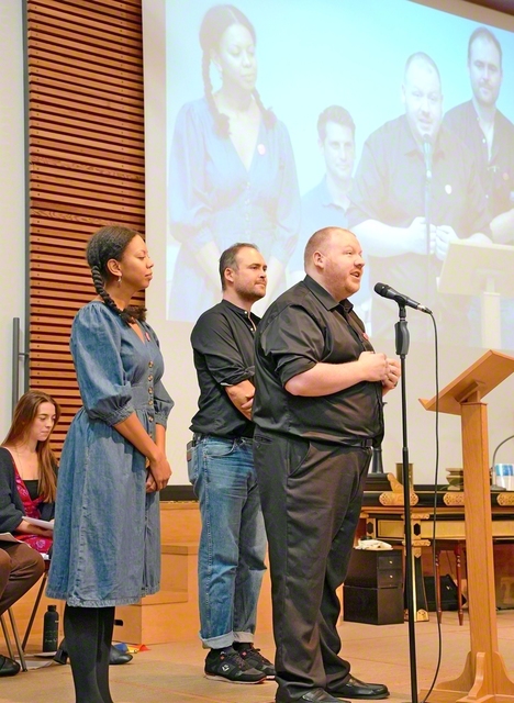 イギリスのアール青年部長、アーサー男子部長、ウェストヘッド女子部長があいさつ。「世界の反対側にいる私たちが、このように新たな友情を築き、信仰の喜びや希望、決意を分かち合えることは何と素晴らしいことでしょうか！」と呼びかけた