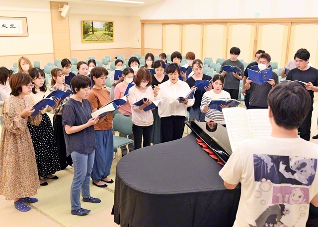 各区・園で合唱運動が本格化。東太陽区の4パート合同練習では「繰り返して歌うほど、息がそろってきたね」と手応えを喜ぶ声が（4日、熊本文化会館で）