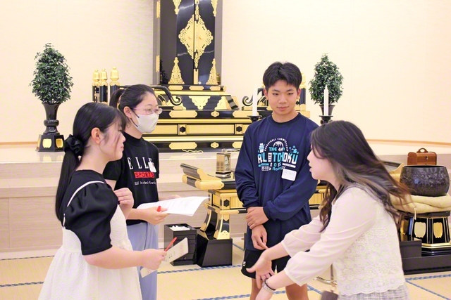 全員で知恵を出し合い「謎解き」に挑戦（5日、若林平和会館、杢師久夫通信員）