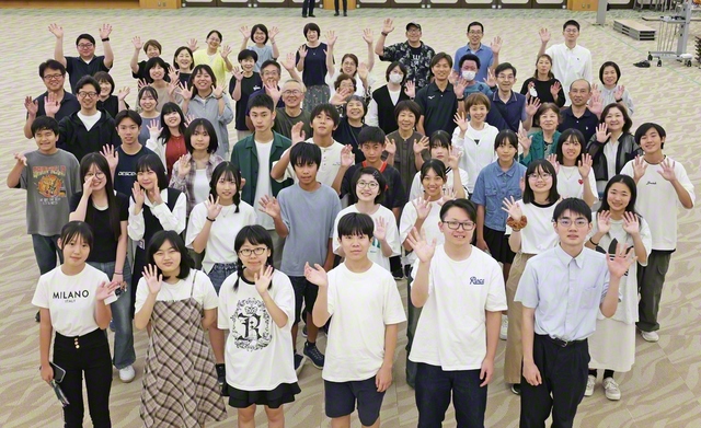 終了後、大会をつくり上げた創価後継塾生や担当者ら代表が感想を発表し合い、皆で記念のカメラに納まった