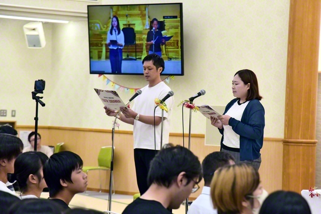 両国の青年世代による質問会では、華陽会の佐田美菜子さん㊨らが登壇。男子部の岡本正明さん㊧が通訳を担った