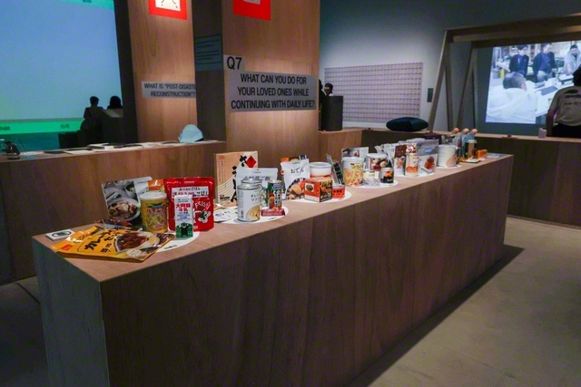 一週間分の非常食が並ぶ（「そのとき、どうする？展―防災のこれからを見渡す―」）