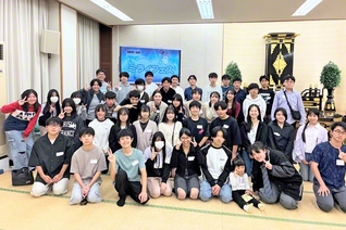 未来部の友が笑顔で記念のカメラに