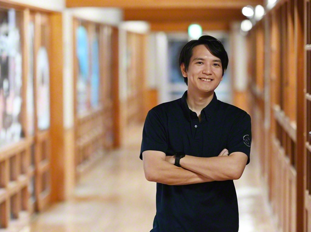 「人と地域を結ぶハブになりたい」と語る黒木さん。閉校した中学校と周辺施設を、交流拠点として整備した「すがまプラザ」で