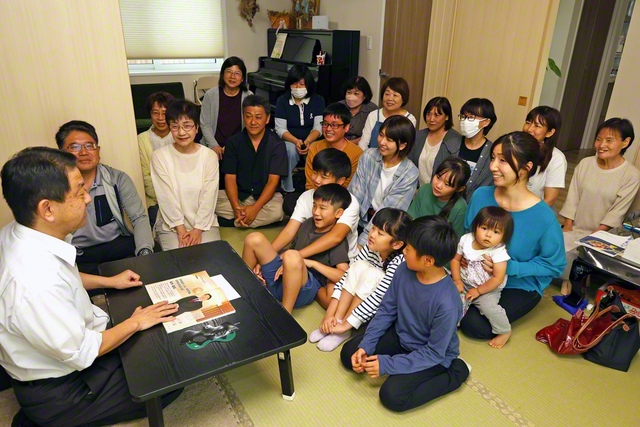 後継の友の活躍が光る安濃地区の座談会に松尾総県長が激励に（津市内で）