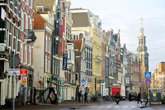 市の人口は約90万人。180を超える国籍の人々が暮らす