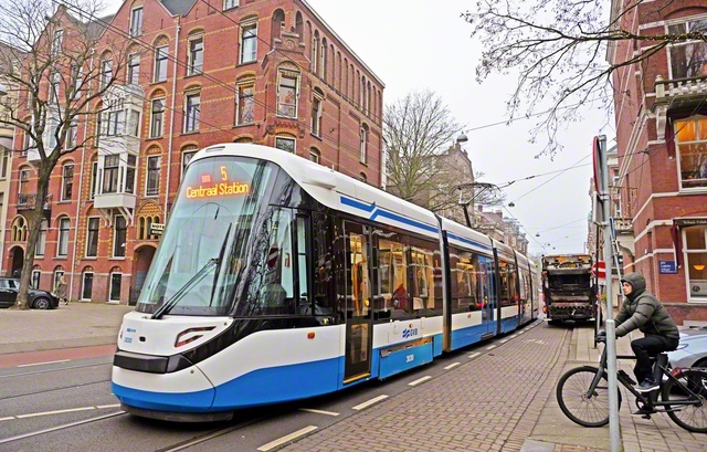 市内中心部を走るトラム(路面電車)