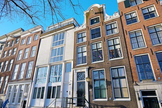 建物には、自然光を取り入れるたくさんの窓がある