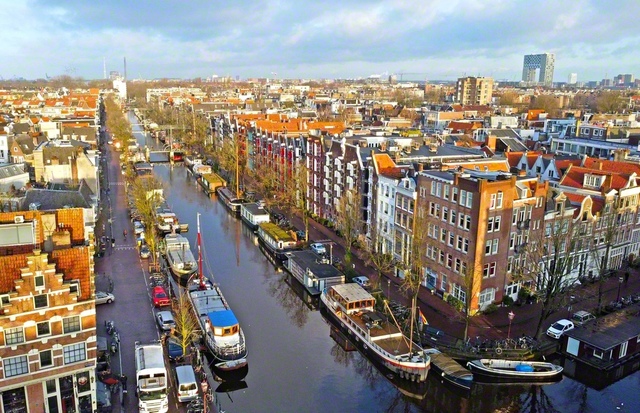 世界遺産に登録されているアムステルダムの運河地区。運河と歴史的建造物が織りなす美しい景観は、世界経済の「要」であった17世紀当時の面影をそのまま残す