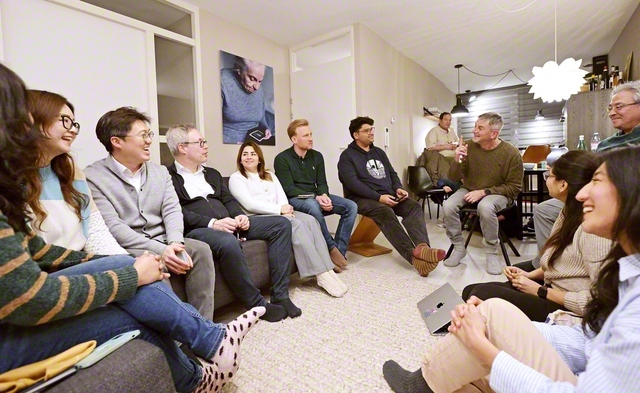 世界中から赴任した駐在員が多く住む、市郊外のバウテンフェルデルト地区の座談会