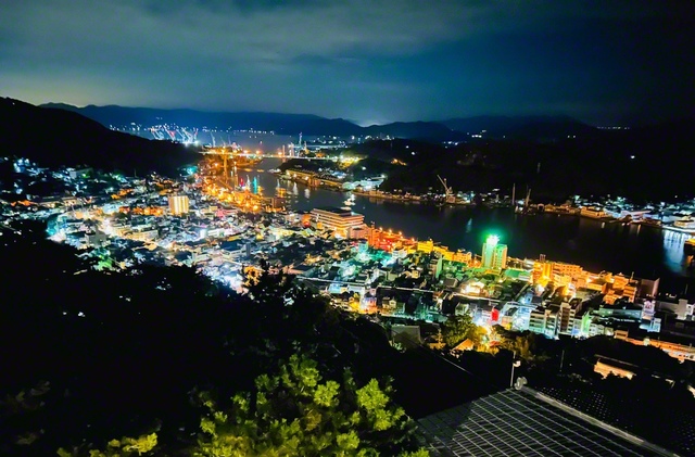 千光寺頂上展望台「PEAK」から望む尾道の街並み（尾道市、田辺慎二通信員）