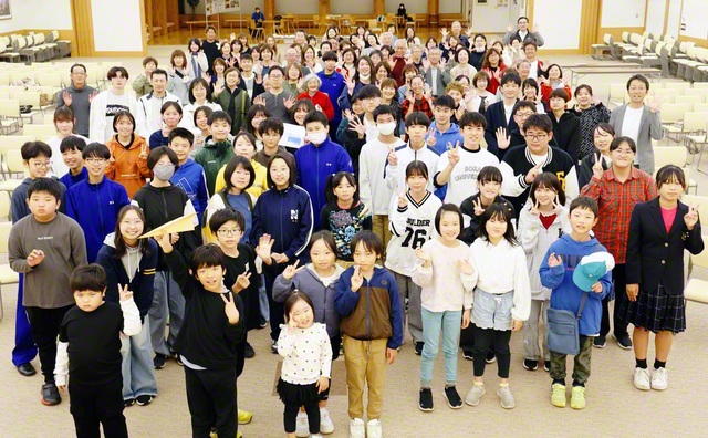 参加者が記念のカメラに