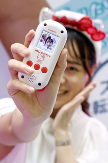 「東京おもちゃショー2025」で展示されたタカラトミーの「ファンショット」＝東京・江東区で