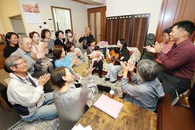 鳳城地区の座談会。ギターを演奏した友人に、感謝の拍手が送られた