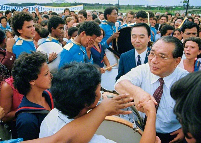 ブラジルの首都ブラジリアで、池田先生が青年たちの中に飛び込み、真心の励ましを送る（1984年2月）