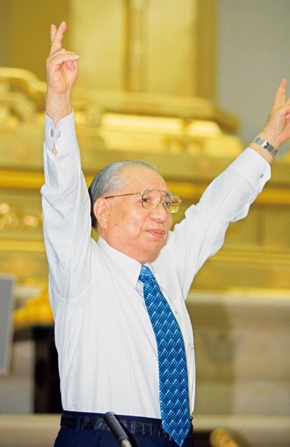 “最高の幸福の道を生き抜く人生を！”――万感の思いで同志にエールを送る池田先生（2004年11月、東京牧口記念会館）