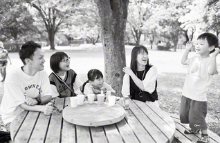 愛する家族と（左から、渡邉さん、長女・光彩さん、次女・彩羽さん、妻・恵梨さん〈白ゆり長〉、長男・大河君）。恵梨さんは社会福祉士としても活躍。地域包括支援センターのセンター長も務めている