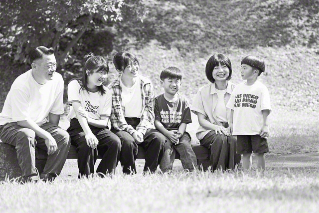 最愛の家族と共に。左から幸野さん、次女・心音さん、長女・心華さん、長男・廉心君、妻・さおりさん（白ゆり長）、次男・碧心君