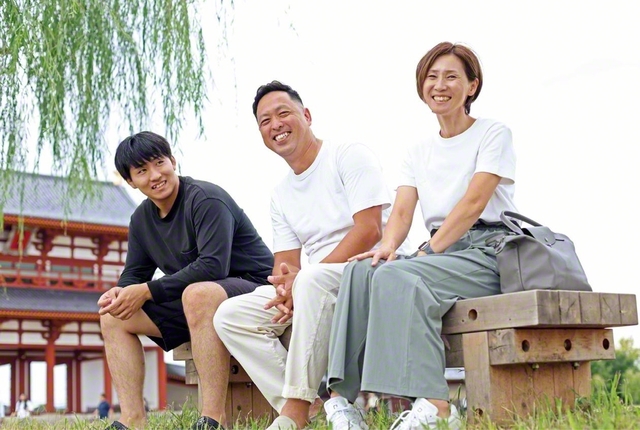 山本さん㊥、妻・智生さん㊨（白ゆり長）、長男・悠人さんが、奈良の世界遺産・平城宮跡歴史公園で和やかに。「見違えるように変わった夫を通して、信心のすごさを実感しました。今では、本当に尊敬しています」と智生さん。山本さんは「今の自分を築かせてくれた家族に感謝しかありません。これからも恩返ししていきます」と思いを語った
