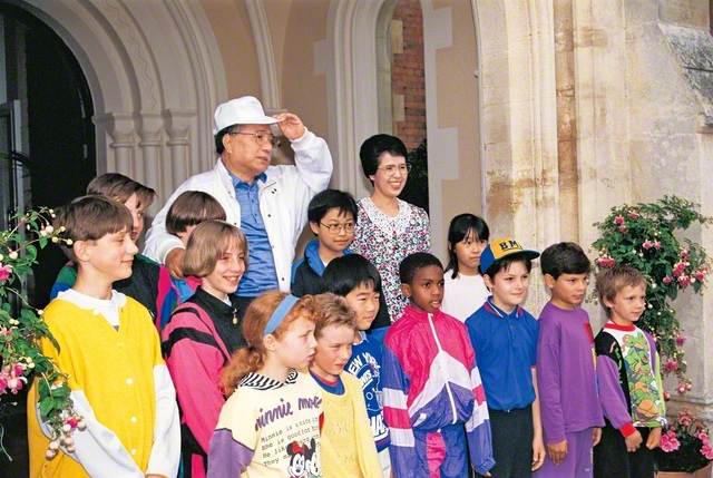 「“21世紀の使者”だね。みんな優秀だ」――イギリス・ロンドン近郊のタプロー・コート総合文化センターを訪れた池田先生ご夫妻は、未来部の友を優しく包み込み、記念のカメラに納まりました（1991年6月）