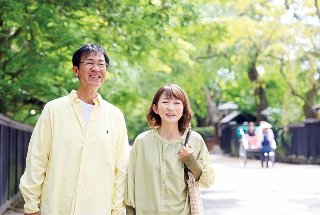 趣のある武家屋敷が並ぶ角館を、倉泉さん㊨と夫・英喜さん（支部長）が散策。「まだまだ励ましの達人にはなれていません」と冗談を言って笑い合う。そんな日々が本当に幸せなことと感じている。父亡き後、倉泉さん夫妻の姿にふれ、母と弟も信心を始めた。今は亡き母の後を継ぎ、角館の伝統芸能の手踊りを次代の若者たちに教えている