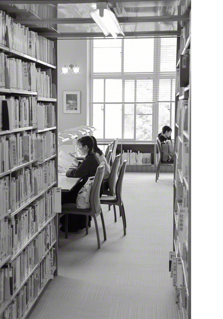 創価女子短期大学の香峯図書館で、学生が勉学にいそしむ