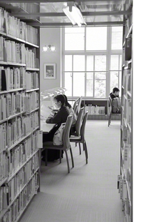 創価女子短期大学の香峯図書館で、学生が勉学にいそしむ