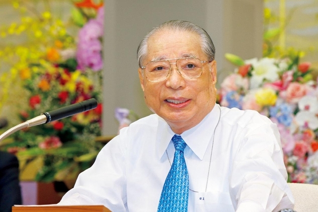 「『三代の師弟』を原点とする限り、創価学会は、万代にわたって発展していく。勝利、勝利を続けていくことができる」――11・18「創価学会創立記念日」を祝賀する新時代第1回本部幹部会で、池田先生は力強く呼びかけた（2006年11月、東京牧口記念会館）