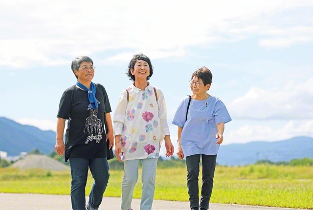 同志と共に朗らかに広布に歩む福山さん㊥。「15年前は、こんな日がくるなんて思いもしませんでした」と。現在、趣味のグラウンドゴルフや詩吟を通して友との温かな交流を深めている