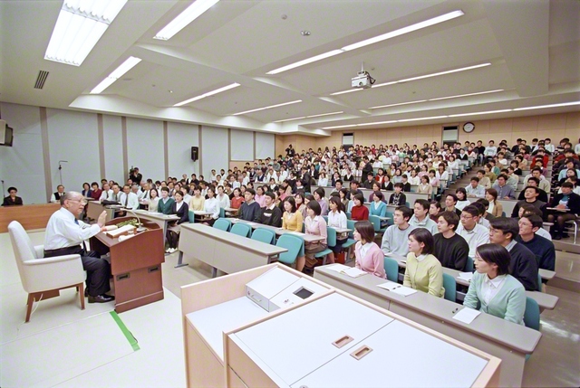 創価大学生の熱意に応え第1回特別文化講座「人間ゲーテを語る」を行う池田先生（2003年3月10日、創価大学本部棟で）