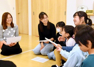 若人の笑顔が輝く託麻原支部の「ユースタイム」（2日、熊本市東区で）