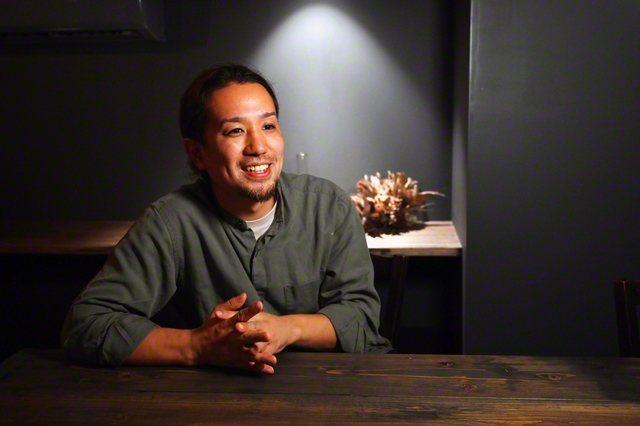 一つ一つの内装をこだわった店内で熟成肉への思いを語る新村さん