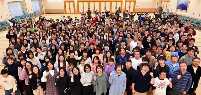 総県合同練習の参加者全員で記念のカメラに納まった（2日、大分平和講堂で）