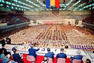 「万里の創価人材山脈」のテーマで行われた千葉文化友好祭に出席する池田先生（1991年11月16日、千葉ポートアリーナで）