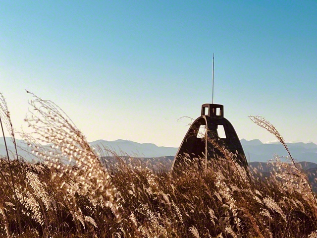 ススキと霧鐘塔（10月23日、諏訪市・霧ケ峰、三沢こずえ通信員）