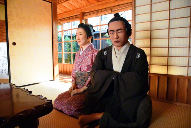 坂本家をイメージした部屋で、龍馬と姉・乙女と一緒に写真をパシャリ