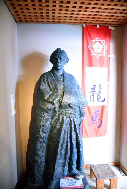 等身大の龍馬像。横に並ぶと大きさにびっくり