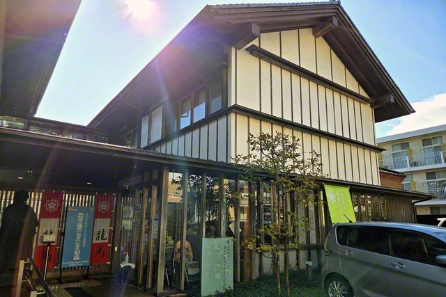 目の前に幕末から変わらぬ水路が通り、瓦屋根が当時を思わせる