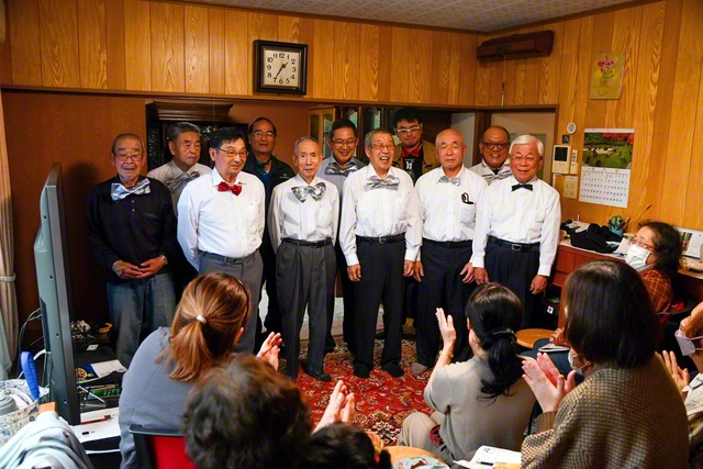 勝利門地区の座談会で、壮年・男子部員による合唱団「ダンディーズ」が「滝の詩」を披露。盛んな喝采を浴びる（10月18日、千歳市内で）