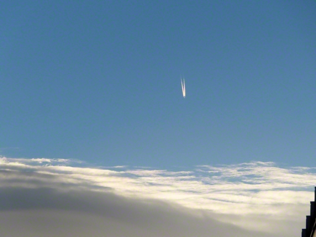 大空に飛行機（10月10日、宮田村、林紀和通信員）