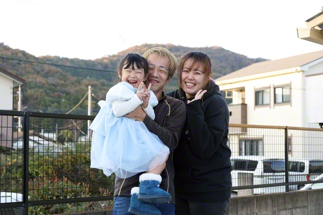 香取拓也さん㊥と裕里彩さん㊨が、まな娘のさくらちゃんと
　