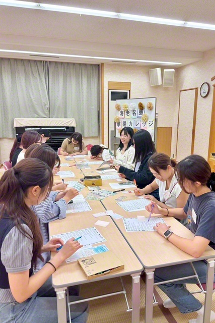 語り合いながら励ましカード作りを