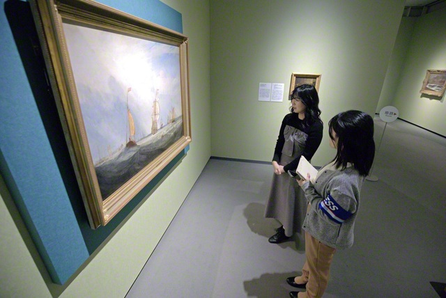 学芸員・西野正恵さん㊧とスチューデントリポーター