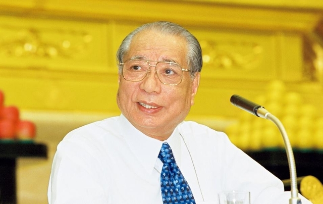 「この一生、毅然と、勇敢に、胸を張り、一日一日を、自分らしく進んでいっていただきたい」――友に希望を送る池田先生（2002年1月、東京牧口記念会館）