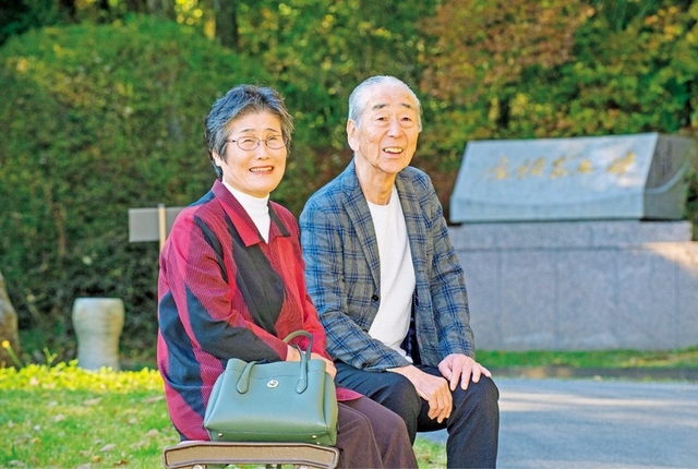 鈴木さん㊧が夫・孝雄さんと。鈴木さんの誉れは、池田先生が栃木研修道場を訪問するたび、役員として参加できたこと。「先生はいつも、私たち裏方の役員のもとへ顔を出され、『ありがとね』と温かく声をかけてくださいました」――そう感謝を語る鈴木さんは、日々、地域の友のもとへ歩みを進める。誠実な人柄と柔らかな笑顔が、皆に安心を与えている